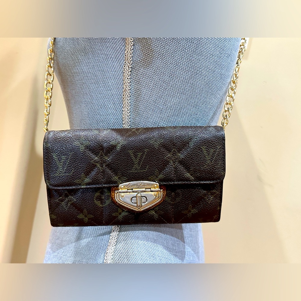 LOUIS VUITTON
Sarah leather wallet w/unbranded chain